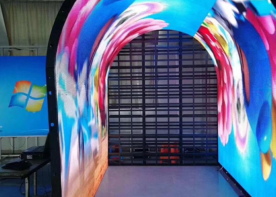تخصيص الشكل الداخلي منحني RGB شاشة LED خلفية الممر