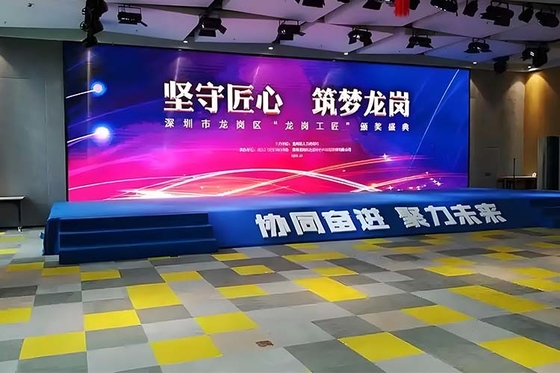 P4.8 HD شاشة LED المستأجرة 16-Bit Grayscale 7680Hz معدل تحديث للمرحلة الديناميكية وشاشات التجزئة
